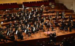 Ferrero apre la serata inaugurale (in baso davati al palco)